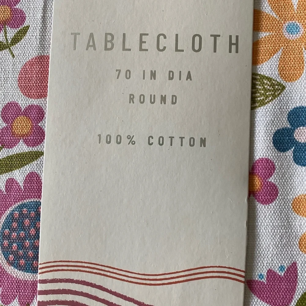 ADORABLE tablecloth by NORDSTROM 🌸 70inch diameter ( fits a variety of tables)